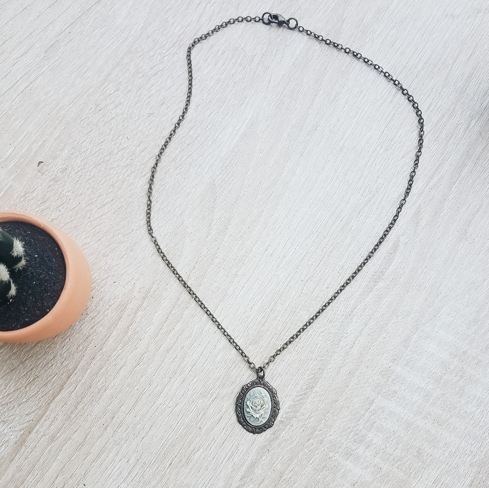 Urban Outfitters Flower Pendant Necklace - Picture 5 of 5